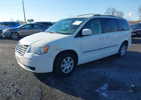 2010 Chrysler Town & Country Touring z USA, uszkodzony, nr VIN 2A4RR5D14AR431665